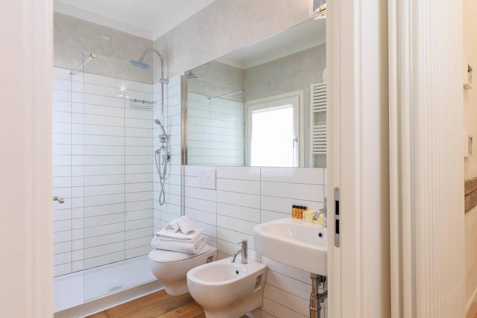 Shower, Toilet, Bathroom, bidet, towels