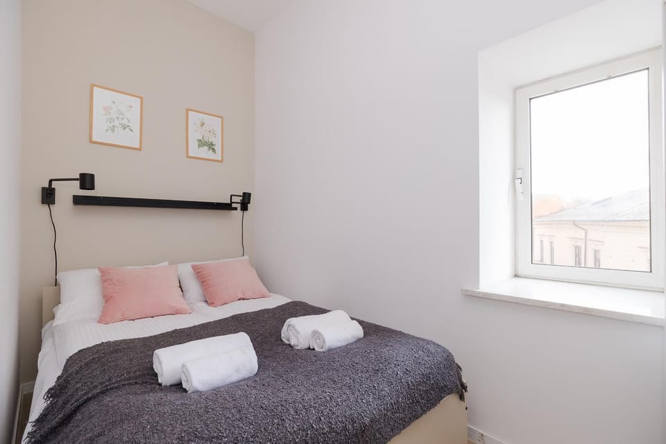 Bed, Bedroom, towels