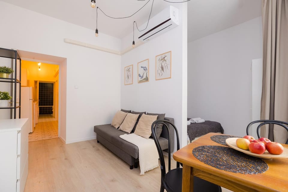 Bed, Living room, Photo of the whole room, Seating area, Dining area, Bedroom, air conditioner