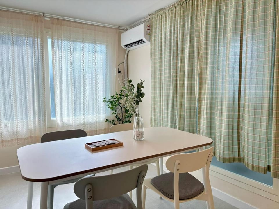 Living room, Seating area, Dining area, air conditioner
