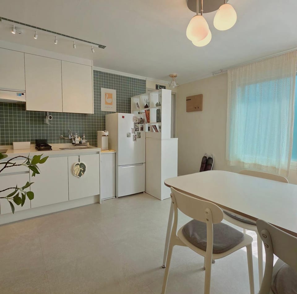 Kitchen or kitchenette, Dining area