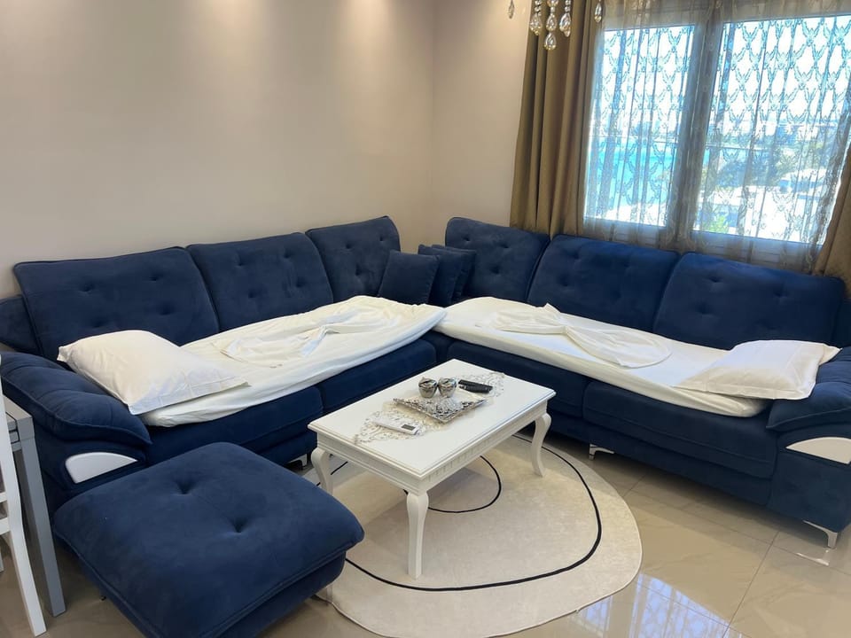 Bed, Living room, Photo of the whole room, Seating area