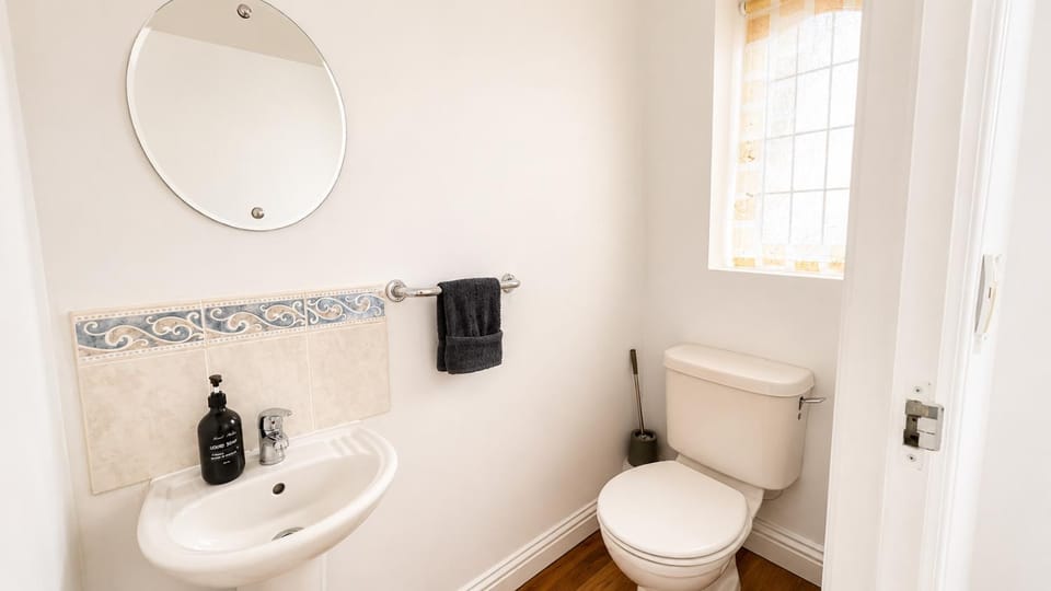 Big new house! 5BDR, sleeps 13, with parking House in England