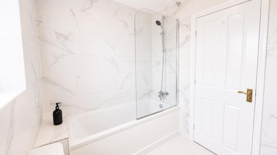Big new house! 5BDR, sleeps 13, with parking House in England