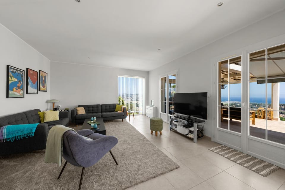 Communal lounge/ TV room, Natural landscape, TV and multimedia, Living room, Seating area