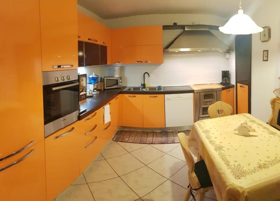 Kitchen or kitchenette, Dining area, dishwasher, oven, pet friendly, stove, toaster