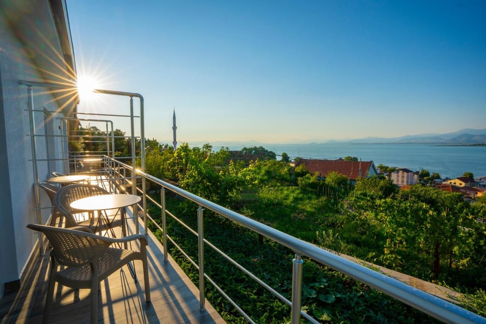 Natural landscape, View (from property/room), Balcony/Terrace, Garden view, Sea view