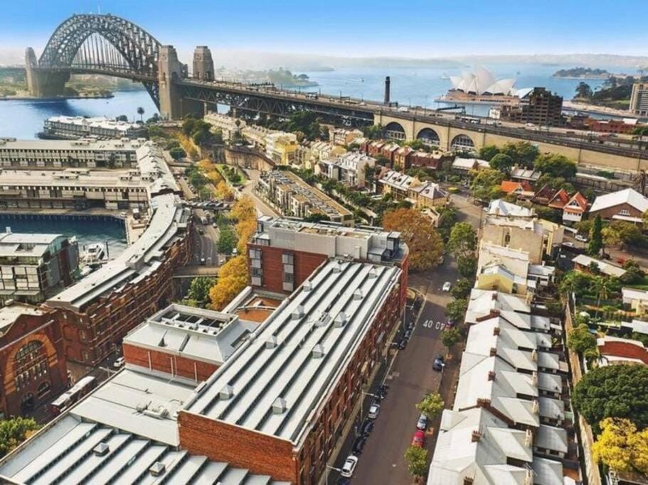 Walk to the Opera House House in Sydney