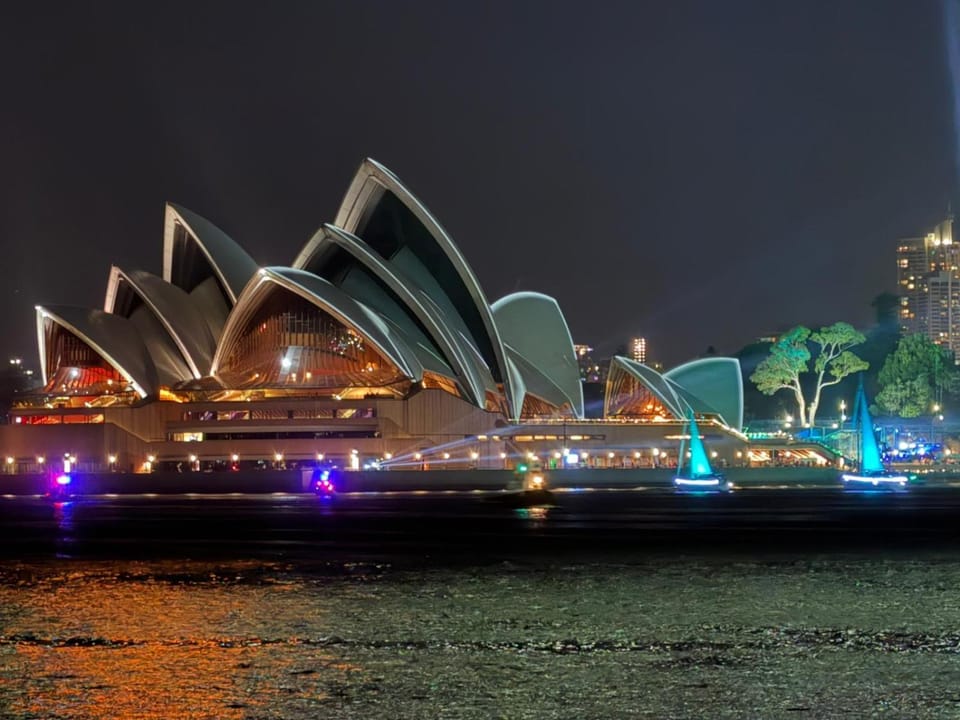 Walk to the Opera House House in Sydney