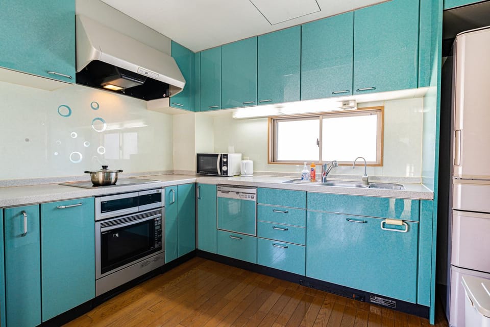 Coffee/tea facilities, Kitchen or kitchenette, minibar, oven, stove