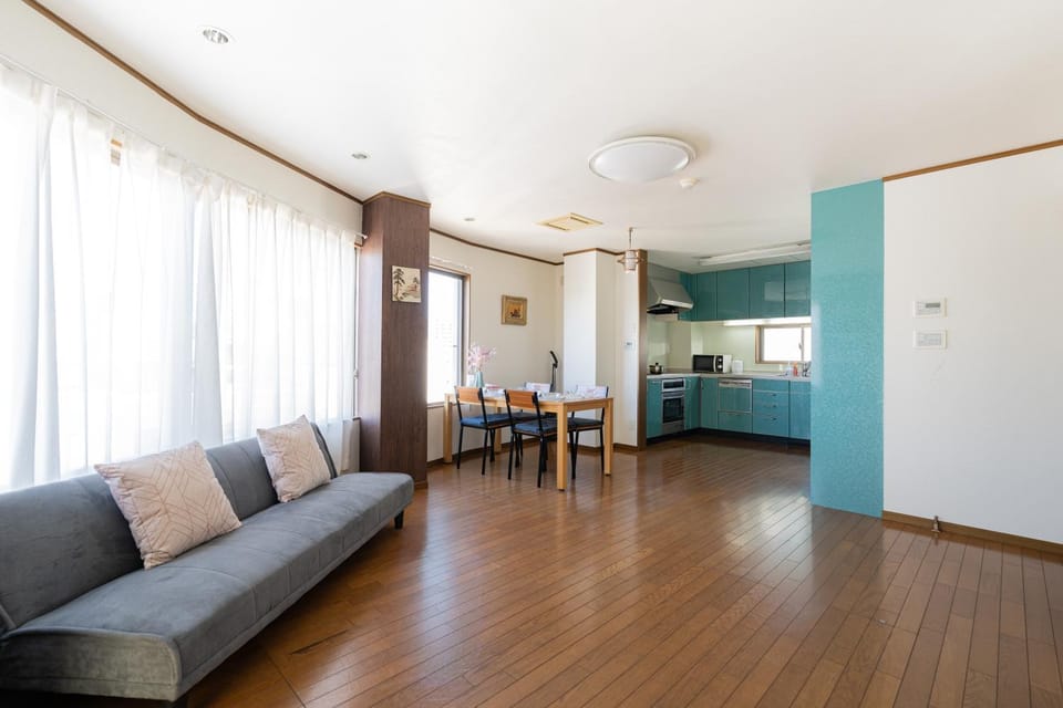 Kitchen or kitchenette, Living room, Seating area, Dining area, oven