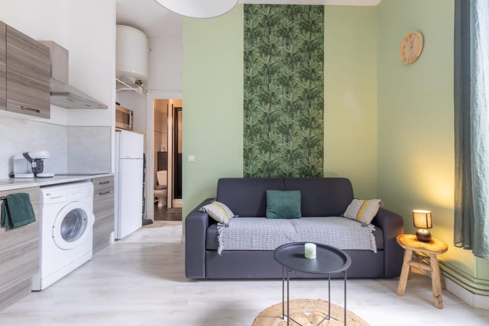 Kitchen or kitchenette, Living room, washing machine