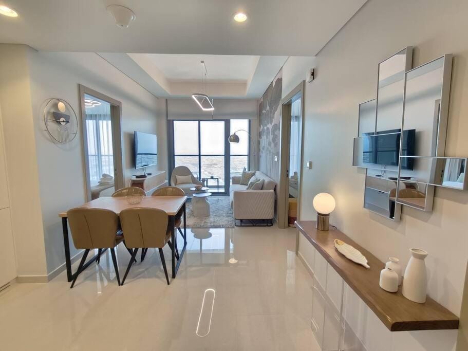 Upgraded Downtown Dubai 2 BD Apartment in Dubai
