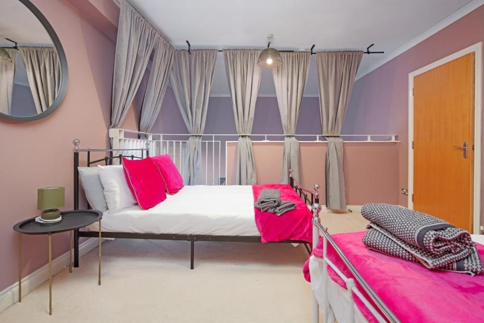 5 Bed Finnieston SkyHigh Duplex with Parking Apartment in Glasgow