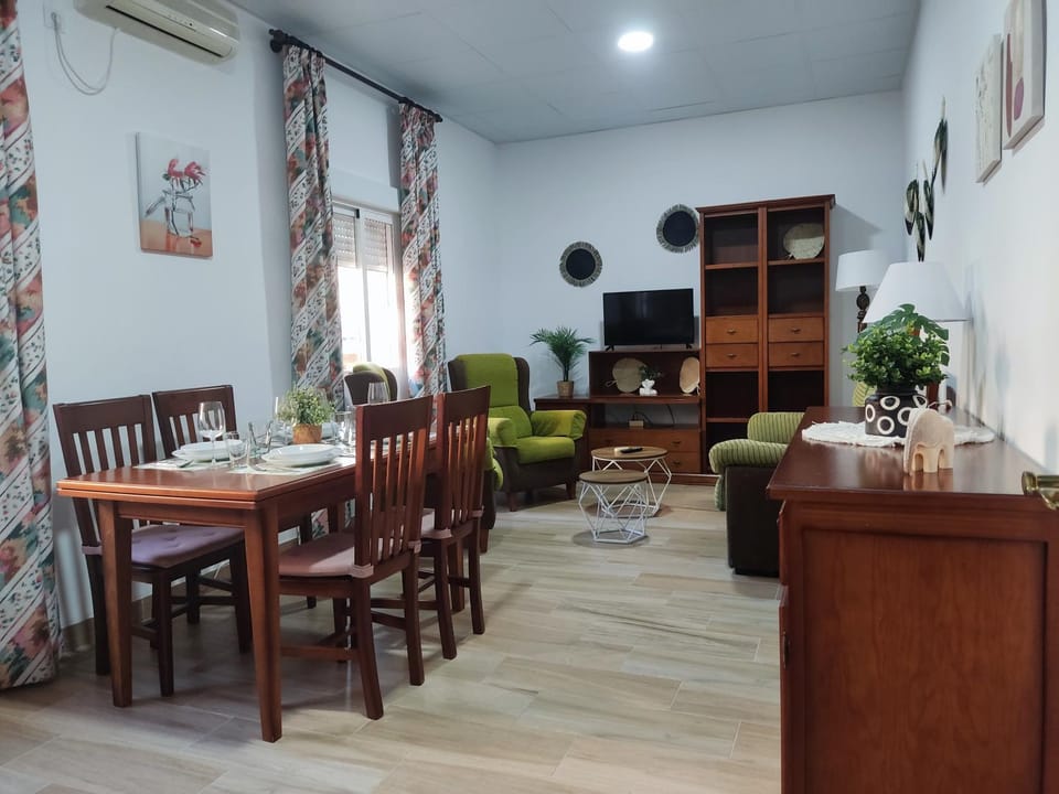 TV and multimedia, Living room, Seating area, Dining area, air conditioner