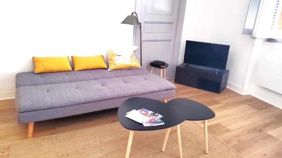 Bed, TV and multimedia, Living room