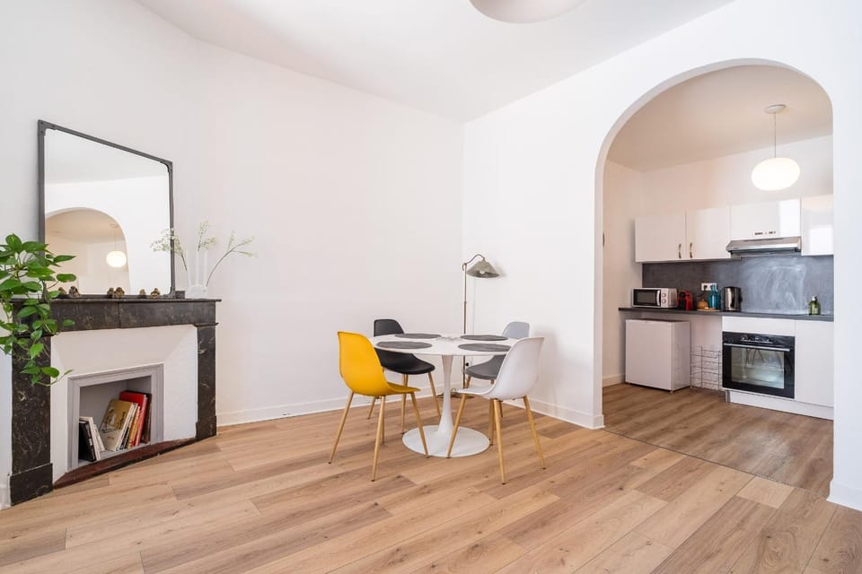 Coffee/tea facilities, Kitchen or kitchenette, Dining area, oven, stove, toaster