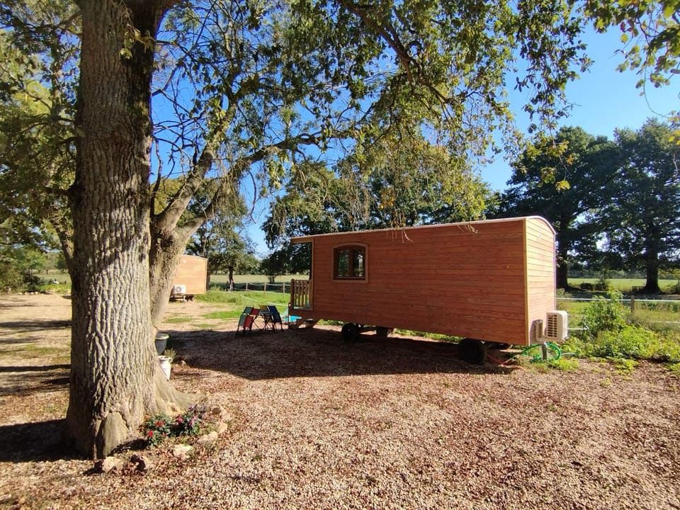 roulotte tout confort à la ferme 2 Country House in Pays de la Loire