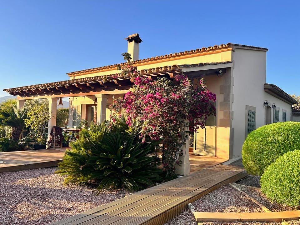 Stunning country villa with Panoramic mountain views Villa in Pla de Mallorca