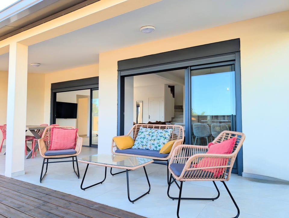 Patio, Day, sunbed