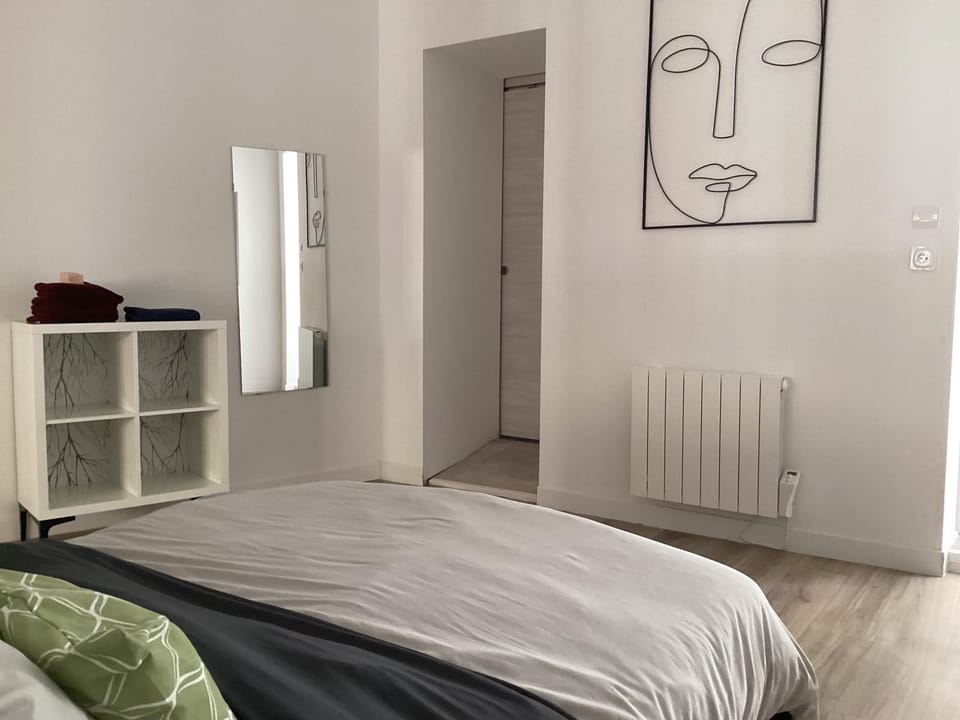 Bed, Photo of the whole room, Bedroom, internet, wardrobe