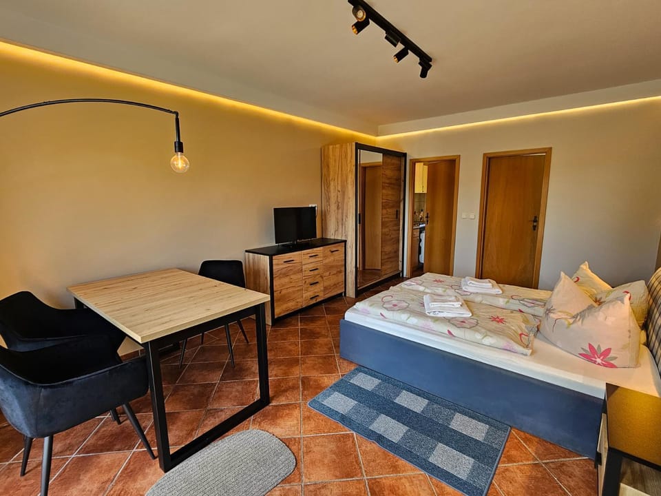 Bed, TV and multimedia, Photo of the whole room, Seating area, Dining area, towels, wardrobe