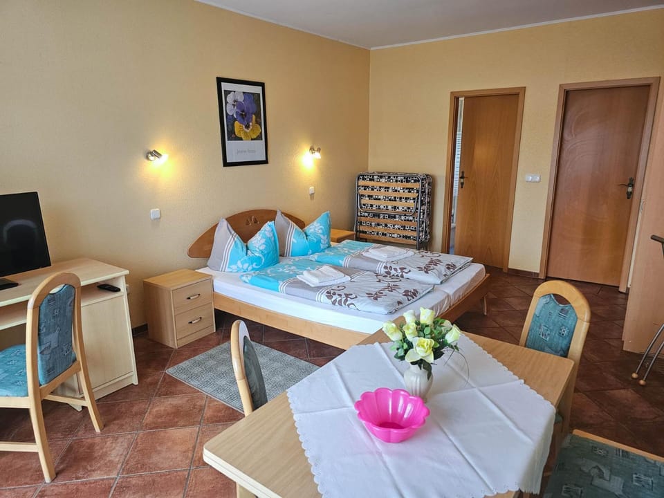 Bed, Photo of the whole room, Seating area, Dining area