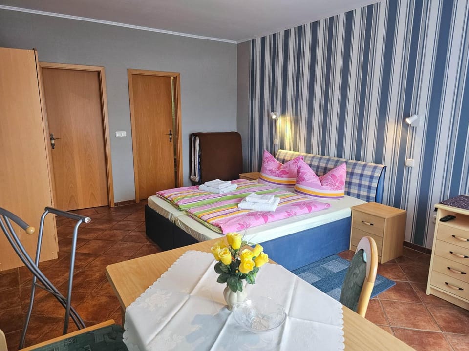 Bed, Photo of the whole room, Seating area, Dining area, wardrobe