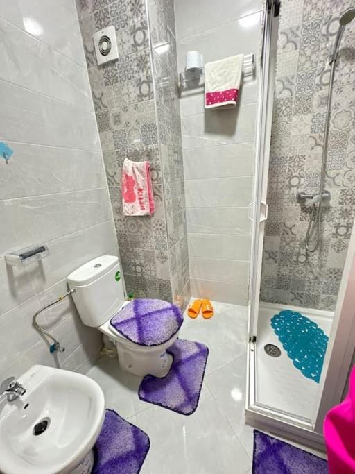 Toilet, towels