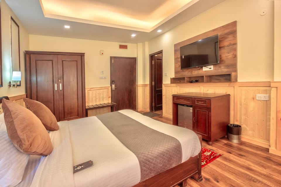 Bed, TV and multimedia, Photo of the whole room, Bedroom