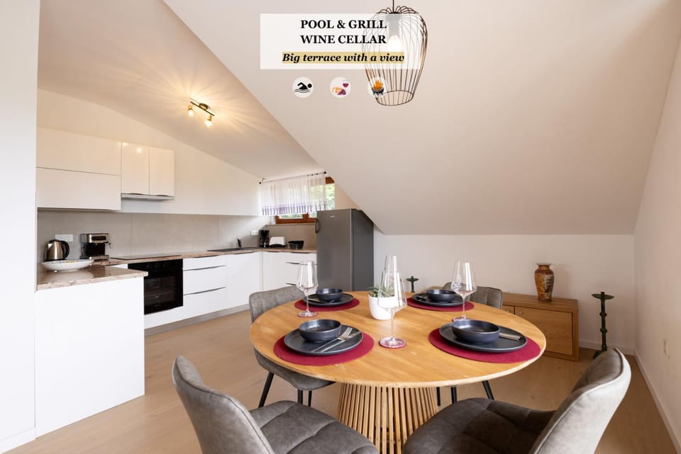 Kitchen or kitchenette, Living room, Seating area, Dining area, stove, toaster