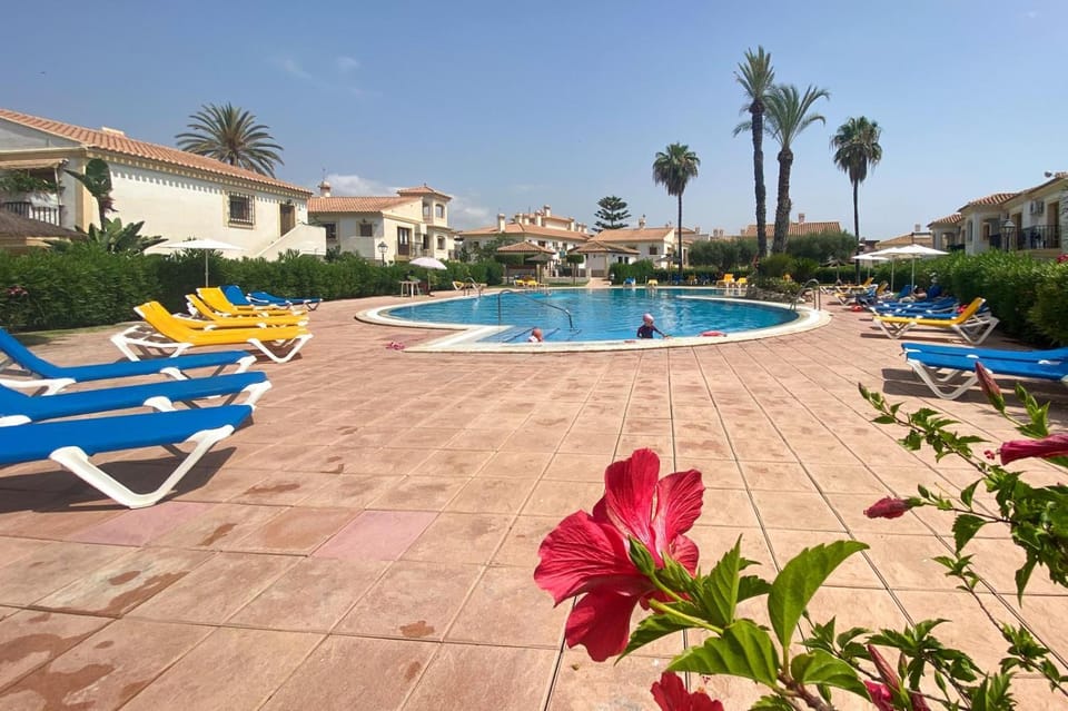 Property building, Swimming pool, sunbed