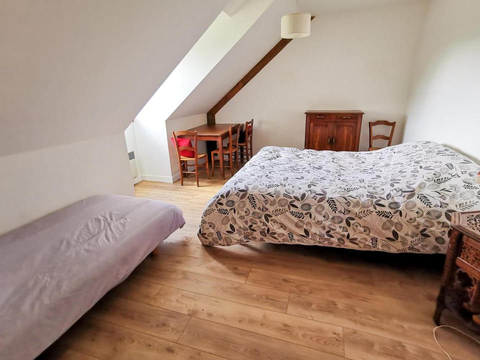 Photo of the whole room, Bedroom