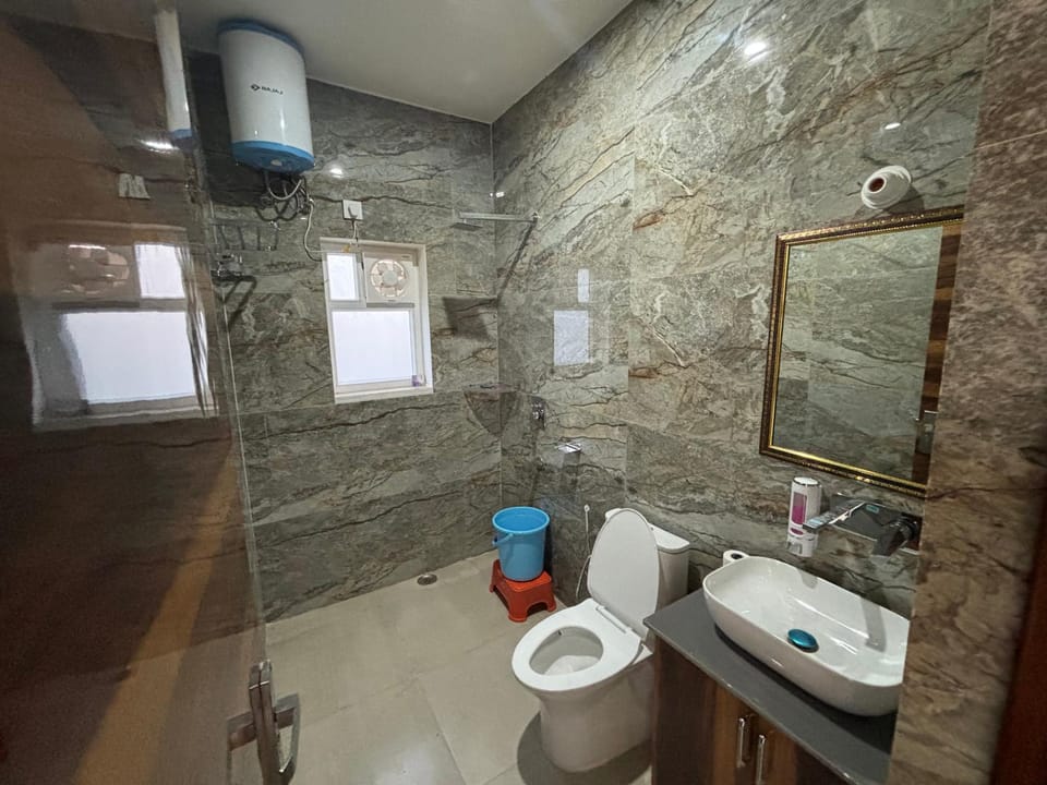 Shower, Toilet, Bathroom, bidet, towels