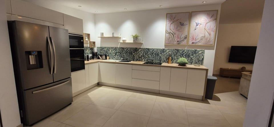 Kitchen or kitchenette, dishwasher, oven