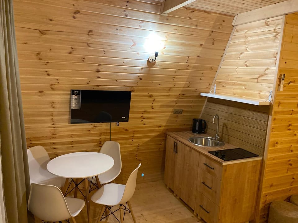 Coffee/tea facilities, Kitchen or kitchenette, Dining area, minibar