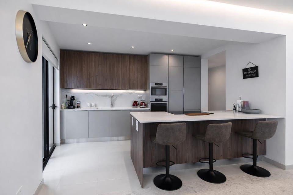 Coffee/tea facilities, oven, stove, toaster