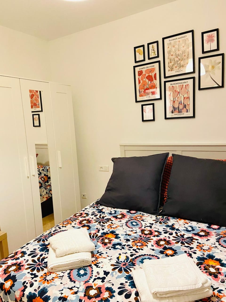 Bed, Photo of the whole room, Bedroom