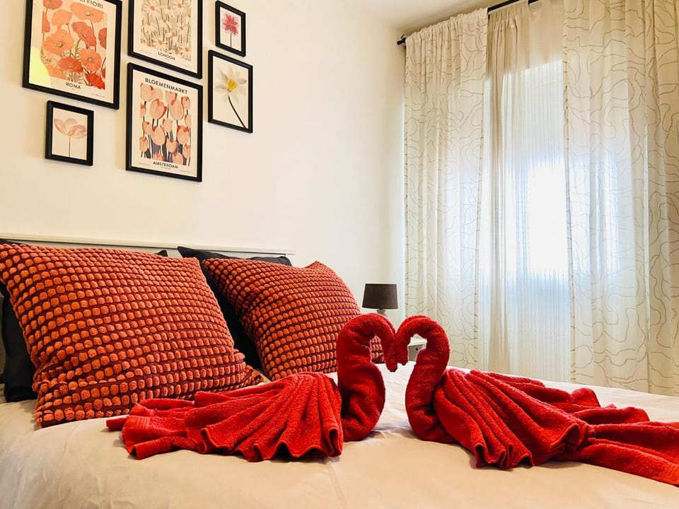 Bed, Photo of the whole room, Bedroom, towels
