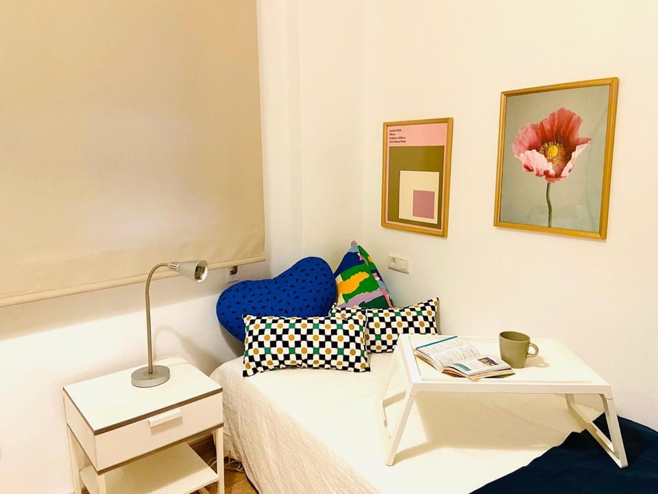 Bed, Photo of the whole room, Decorative detail, Bedroom