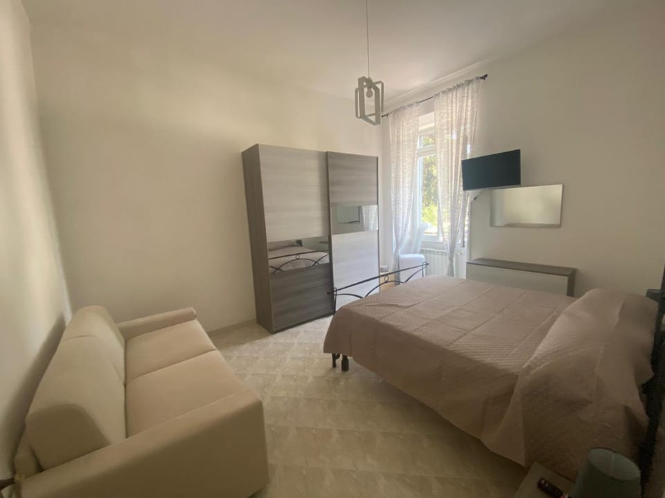 TV and multimedia, Photo of the whole room, Bedroom