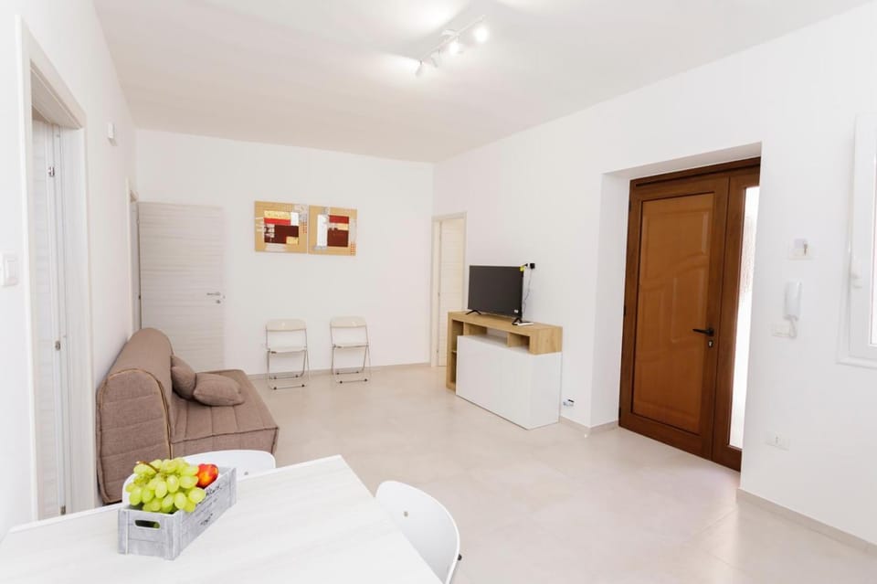Communal lounge/ TV room, TV and multimedia, Living room, Seating area, Evening entertainment