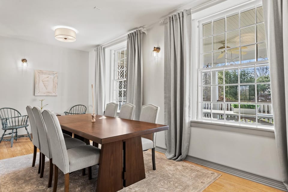 Living room, Seating area, Dining area, Meeting/conference room