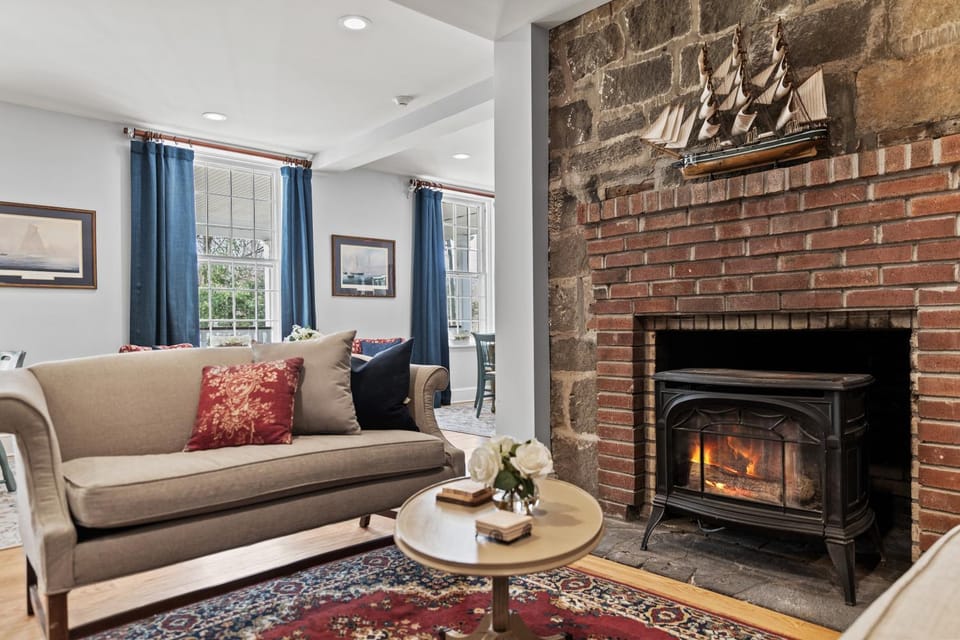 Living room, Seating area, fireplace