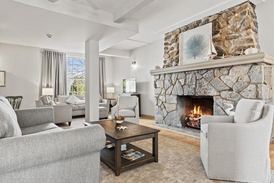 Communal lounge/ TV room, Living room, Seating area, fireplace