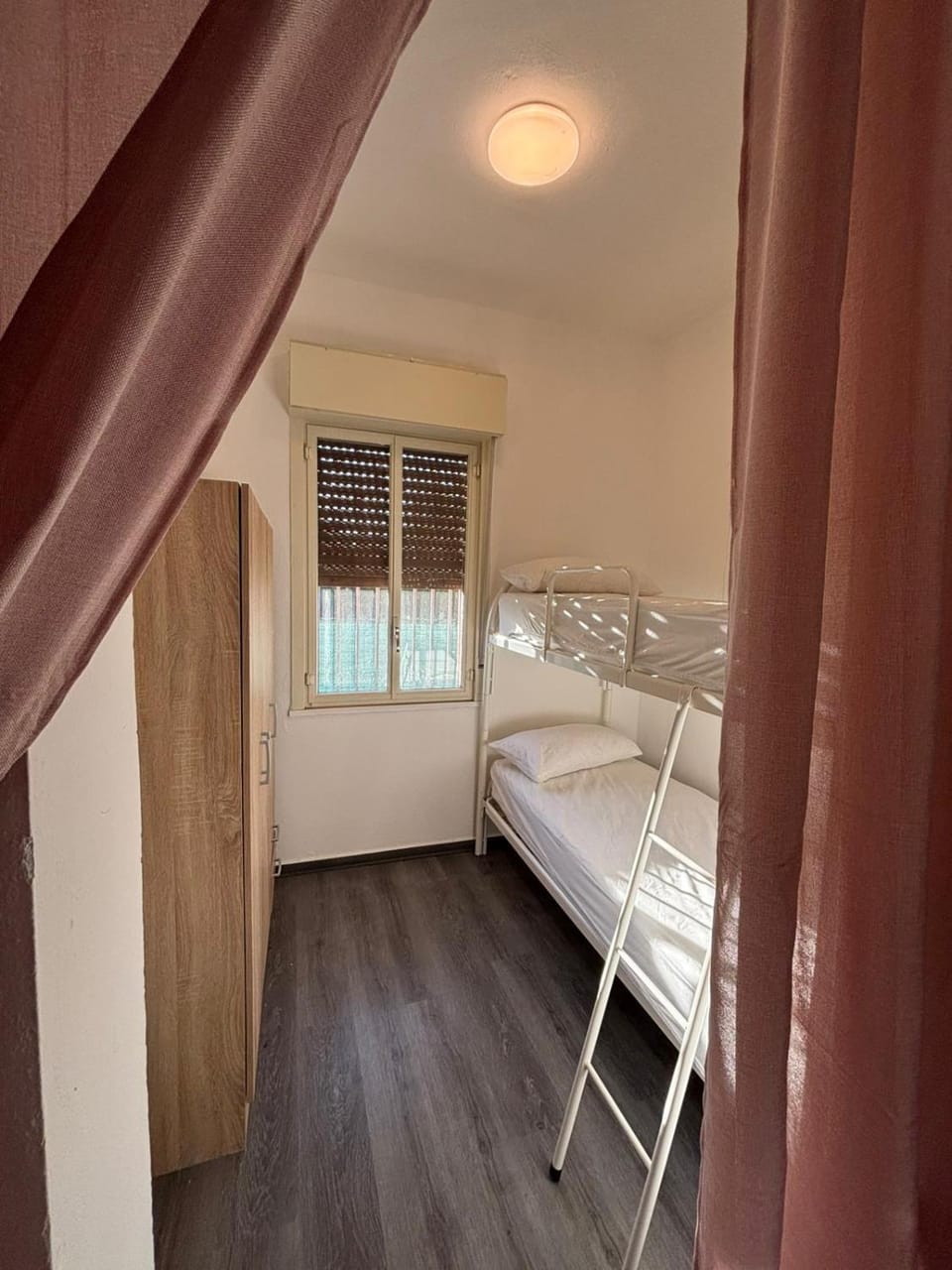 Bedroom, bunk bed