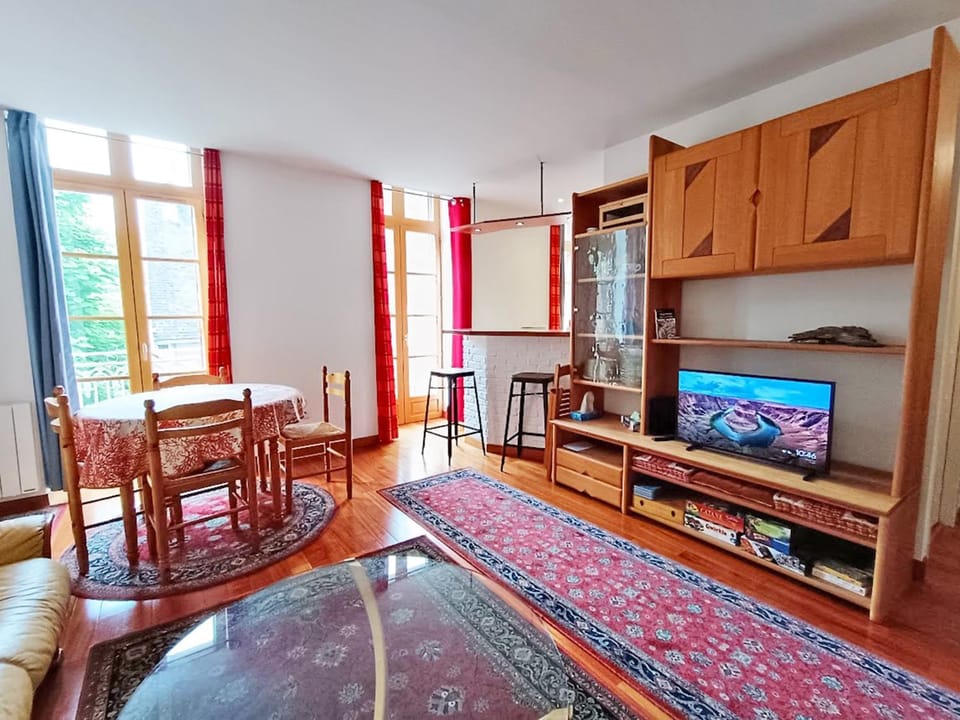 TV and multimedia, Living room, Seating area, Dining area