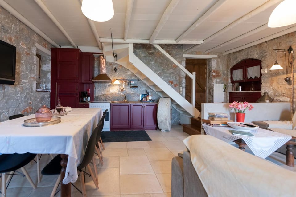 Kitchen or kitchenette, Living room, Seating area, Dining area