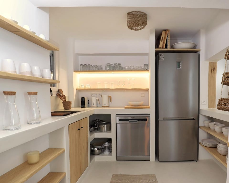 Coffee/tea facilities, Kitchen or kitchenette, dishwasher, oven, stove