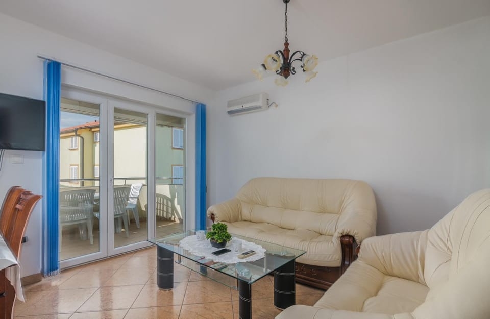 TV and multimedia, Living room, Dining area, air conditioner